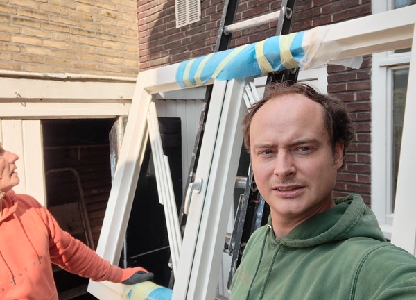 Hier staan we op het punt het nieuwe kozijn naar boven te tillen.