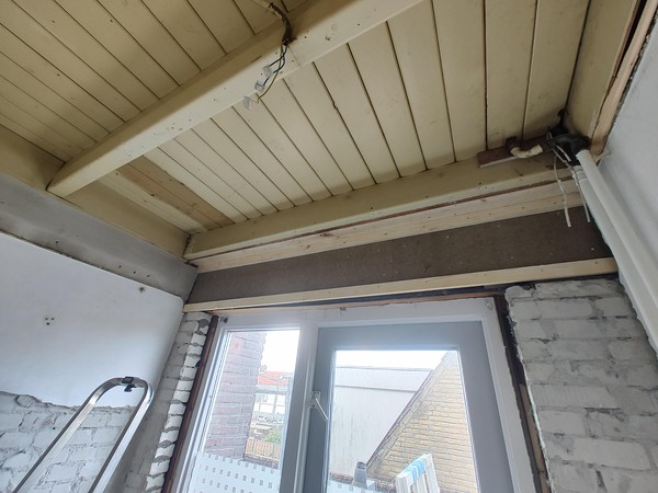 De tegels en het plafond weggesloopt