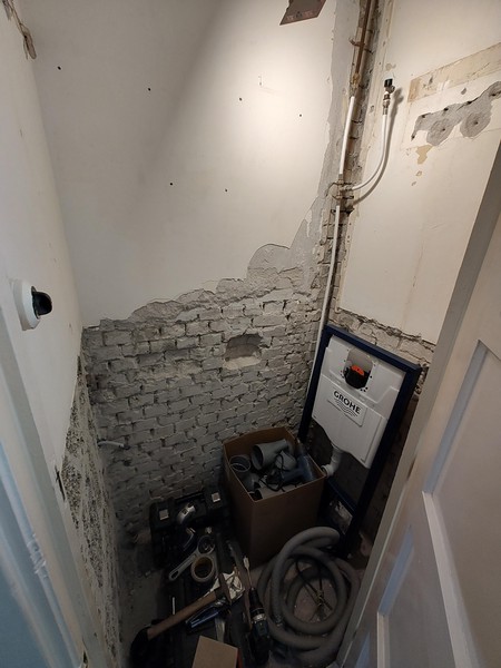 Toilet beneden gesloopt