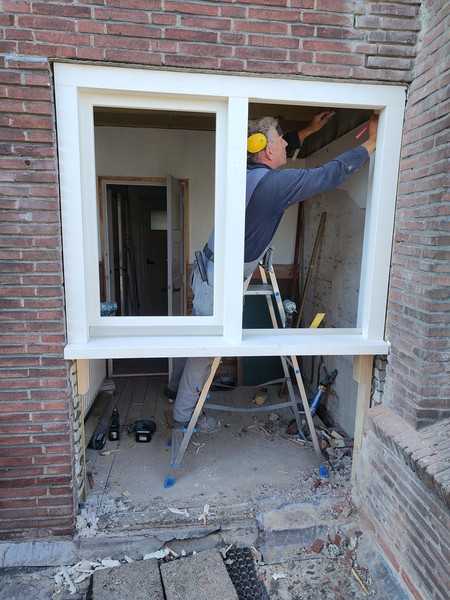 Het nieuwe kozijn geplaatst