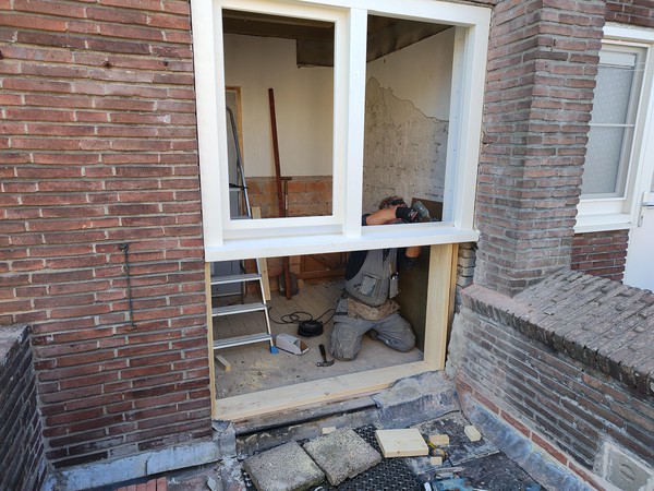 Het raamwerk voor de wand onder het kozijn.