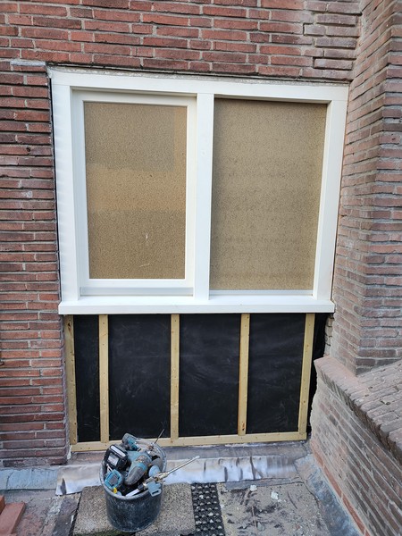 De wand zit er in, met aan de buitenkant een dampopen folie.