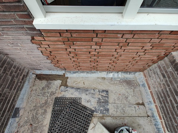 De muur er terug in gemetseld door de metselaar