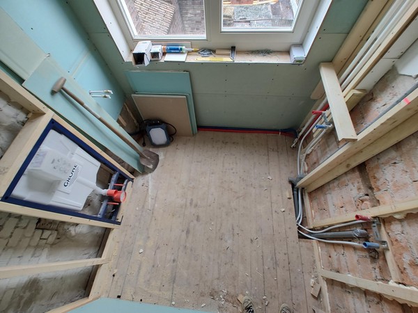 de aan- en afvoerleidingen voor de wastafel, bad/douche, de radiator.