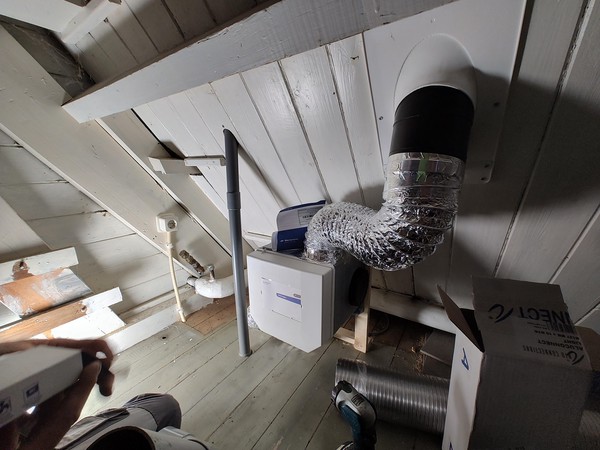 de installatie van de afzuiger voor een ventilatiesysteem die beide ruimtes kan afzuigen
