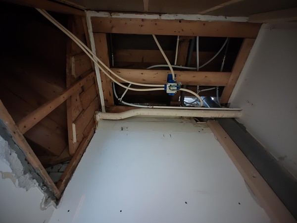 het plafond in het toilet beneden