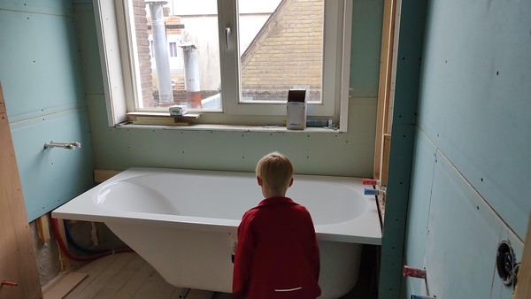 het bad op zn plek gezet, en de gipsplaten zitten er in