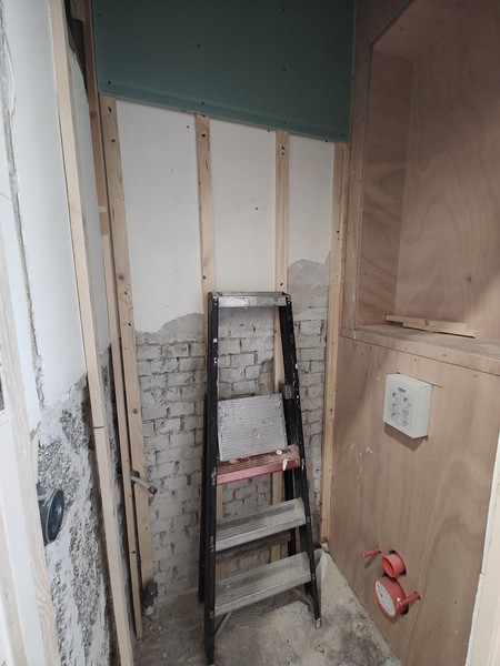 de nis boven het toilet beneden