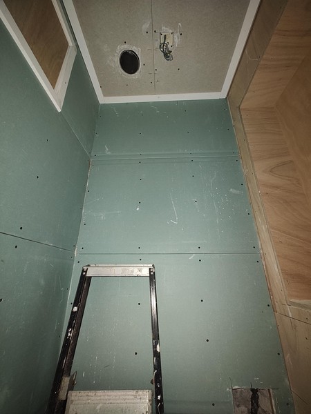 de wanden en het plafond in het toilet zijn klaar