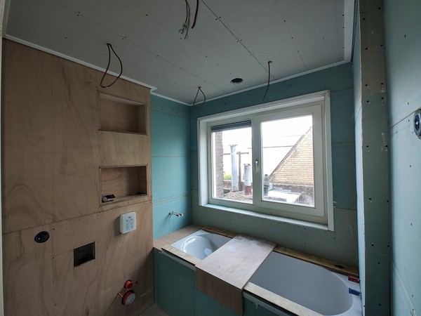 de wanden en het plafond in de badkamer