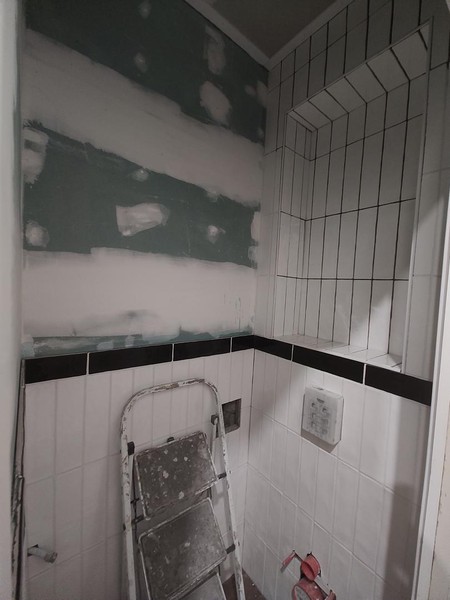 De laatste wandtegels in het toilet. Er waren nog 3 doosjes te weinig. Gelukkig konden ze snel geleverd worden.