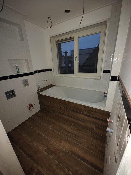 Alles in badkamer gevoegd en gekit.