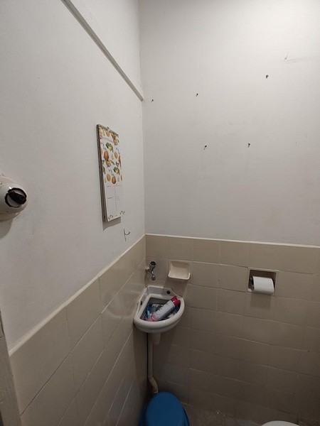 Het fonteintje in de hoek van het oude toilet