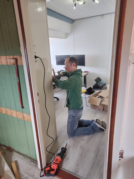 verwijderen van de kastenwand tussen de overloop en de slaapkamer